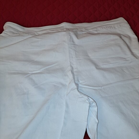 White Capri Size 3X (24W-26W) Very Stretchy *Priced to Move* - Picture 8 of 8